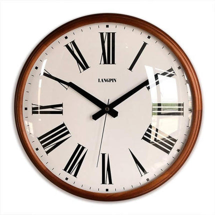 Klassisk vægur med træramme og glas