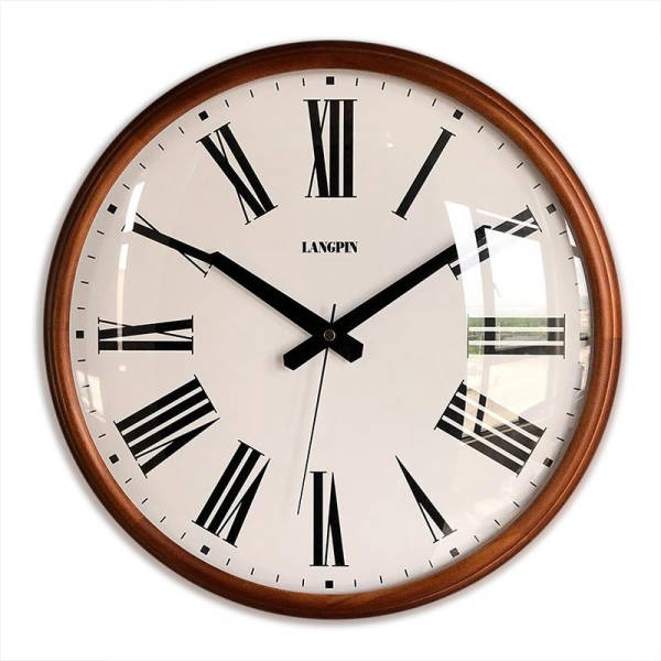 Klassisk vægur med træramme og glas