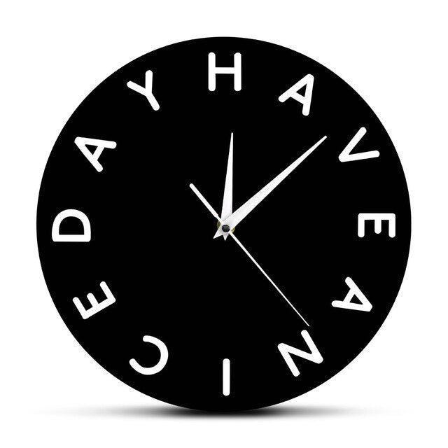 Sjovt vægur med "Have a Nice Day"