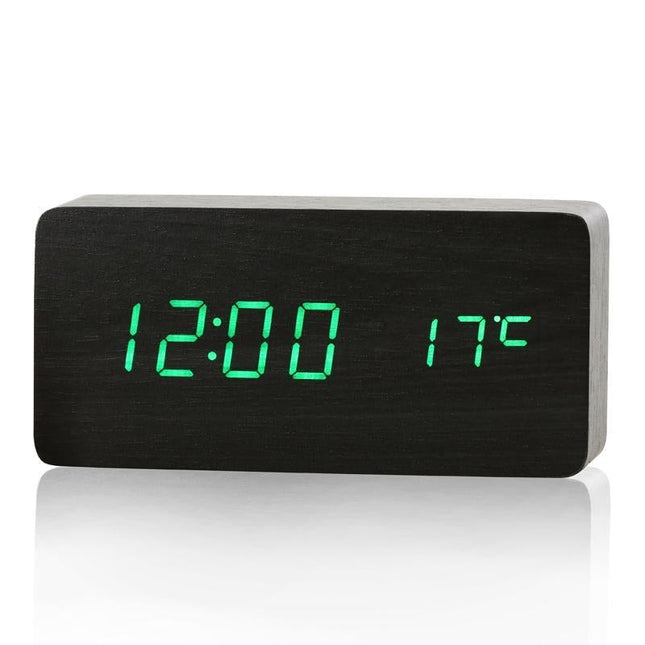Klassisk digitalt vækkeur i trælook