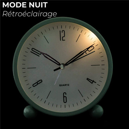 Moderne lydløst analogt vækkeur til sengen